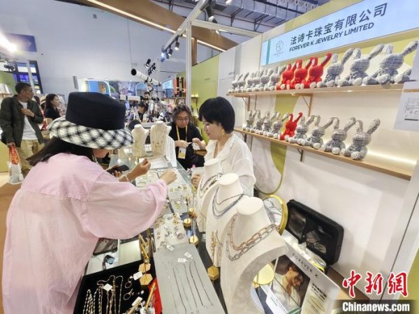 胜宇配资 港企“闯荡”消博会：零距离贴近消费者