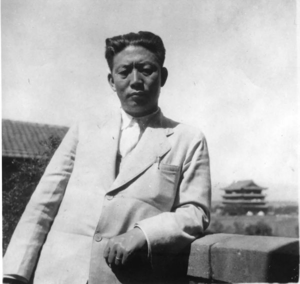 富邦优配 两个箱包，诉说同一种赤诚：杜重远与苏克己的抗战印记｜抗战文物里的家国情怀